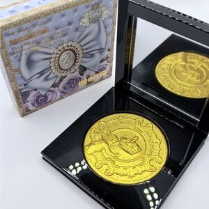 Pat McGrath Labs x Bridgerton Highlighter Compact in Extreme Gold 002